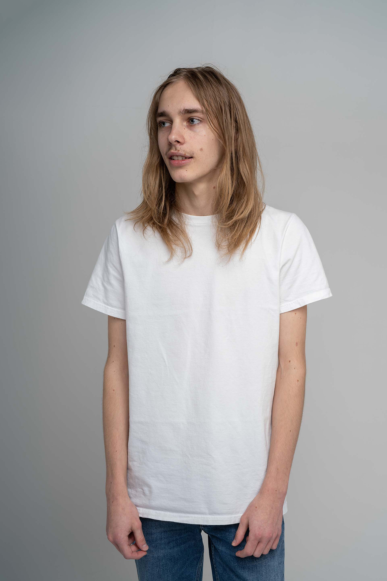 Male model portfolio digital, front-facing neutral expression, white t-shirt